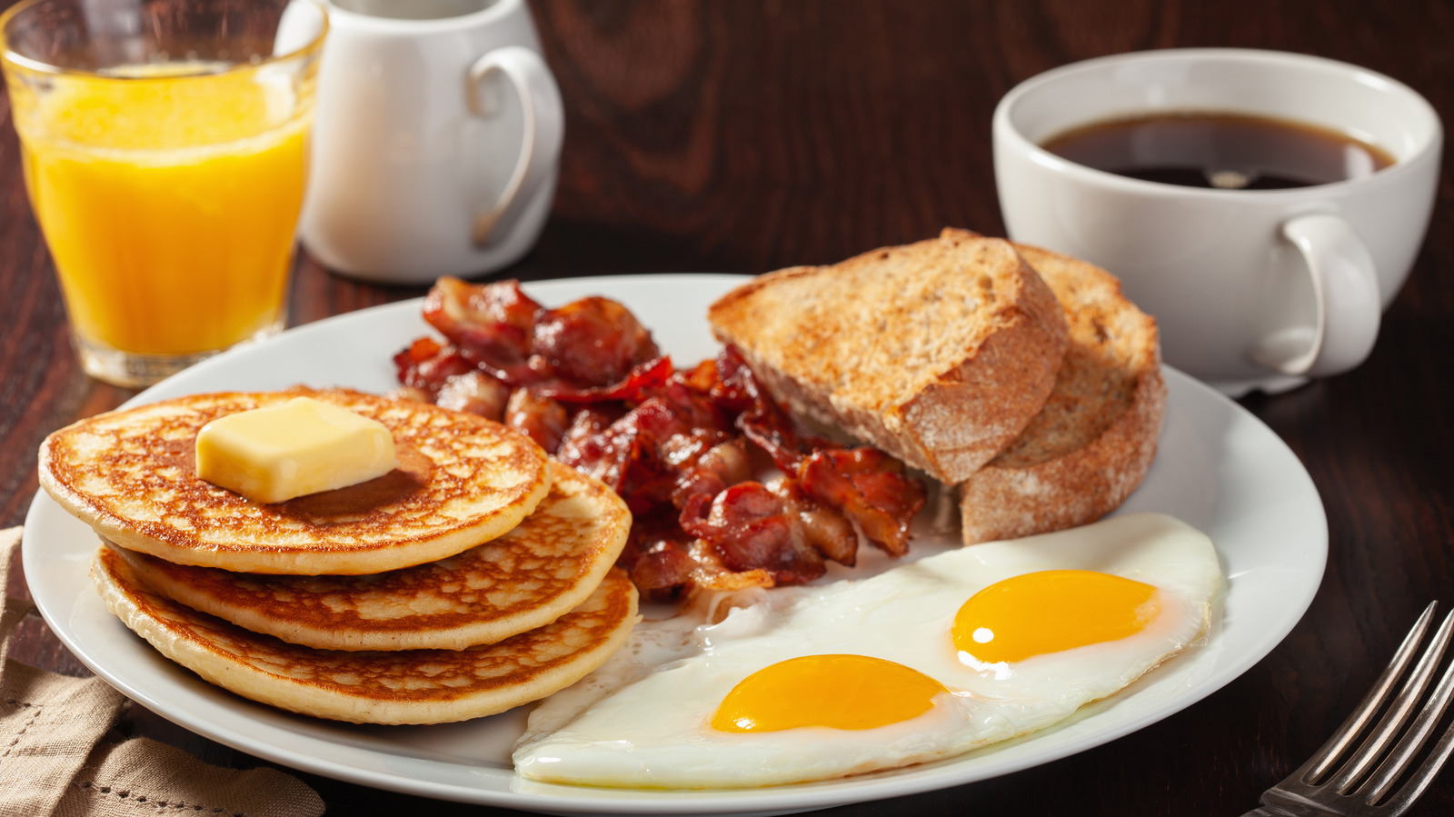 Traditional,Full,American,Breakfast,Eggs,Pancakes,With,Bacon,And,Toast